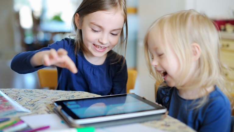 Kinder spielen mit kindgerechtem Tablet Kinder spielen mit kindgerechtem Tablet