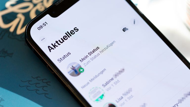 Auf einem iPhone sind die Statusmeldungen von WhatsApp-Kontakten zu sehen.