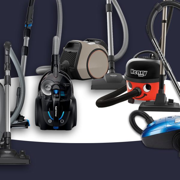 Freisteller von fünf Staubsaugern der Marken Miele, Philips, Numatic und Hanseatic.